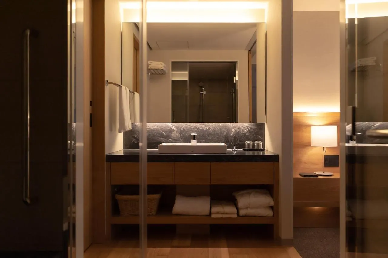 Authent Hotel Otaru 4*,